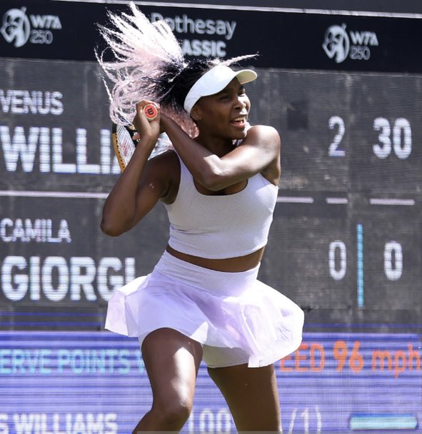 ÉTERNELLE VENUS WILLIAMS 🇺🇸

La légende bat Camila Girogi 🇮🇹 dans un match marathon 7-6 4-6 7-6 ! 🔥