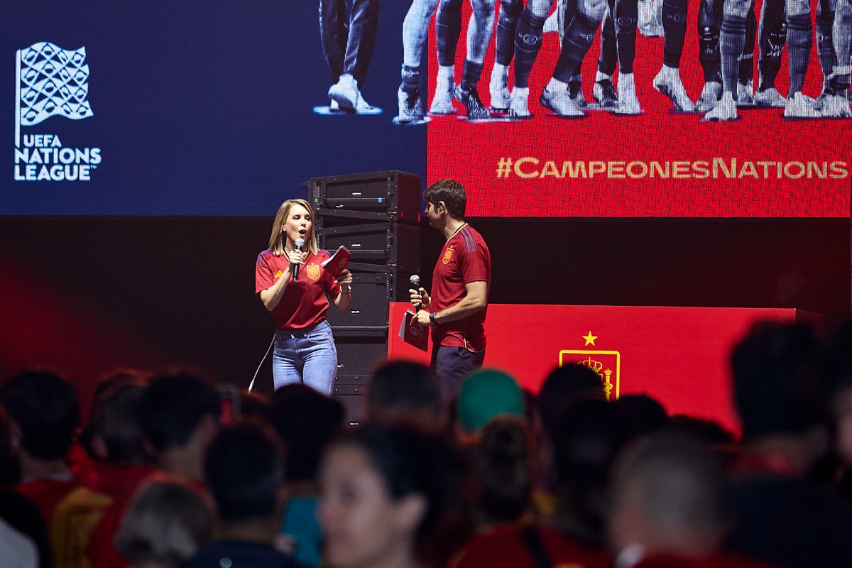 SEFutbol's tweet photo. ❤️ ¡¡LA EMOCIÓN SE DESATAAAA!! ¡¡Nuestros jugadores salen ya mismo!!

📺 Sigue el homenaje a nuestros campeones en https://t.co/FZyN4FGO15 y en Twitch: https://t.co/ZvYbvLnnmi

#VamosEspaña | #CampeonesNations https://t.co/fJ2DlupkbK