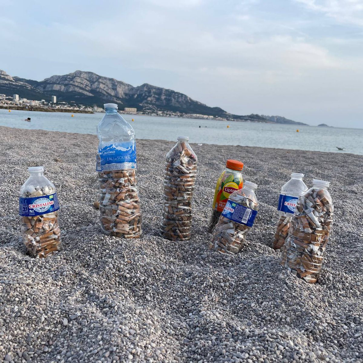 JFIMarseille's tweet photo. 🟢 Action clean-walk sur les plages du Prado.
1 mégot pollue 500 litres d’eau !
En 1h, nous avons ramassés plus de 4 000 mégots sur les plages de Marseille.
Préservons la mer, sauvons la planète.
#GenerationClimat https://t.co/nPJ3zgAWb6