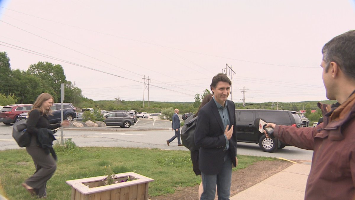 Justin Trudeau a rencontré des pompiers, des secouristes et des sinistrés d'#UpperTantallon et #HammondsPlains #Halifax aujourd'hui. "Nous serons toujours là pour aider", a-t-il seulement dit.