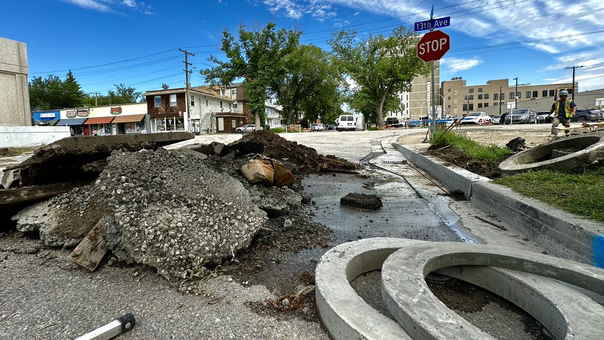 DavidLoblaw's tweet photo. Construction looking good on 13th, near Albert. They are rebuilding the sidewalks with big bulb-outs (curb extensions) which are great for pedestrians crossing 13th.
#yqr #CathedralVillage #BulbOut #SidewalkConstruction #PedestrianSafety https://t.co/6yXqYd7KQE