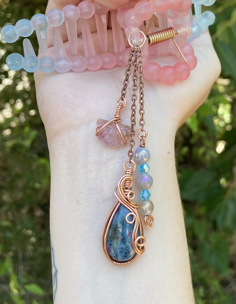 new ‘ocean child’ hair charm clip🧜‍♀️🐚🪸💖   
crystals are ruby kyanite & tourmaline🩵