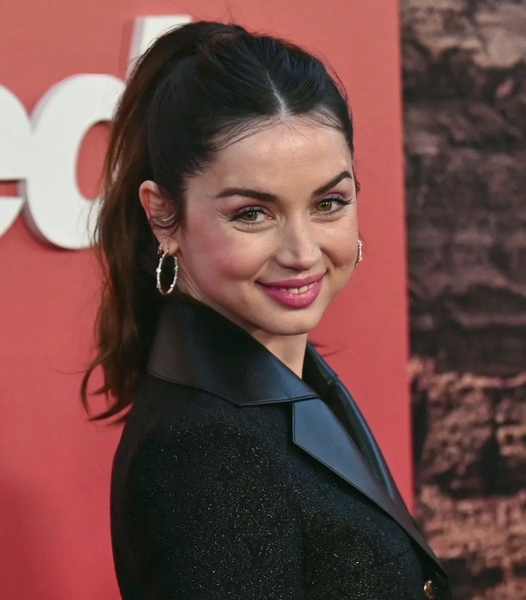 Ana de Armas Daily on Twitter "face card never declines my god"