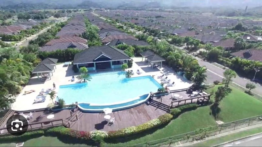 gunnerbeeks's tweet image. Not from Portmore but I endorse this message. I think they missed a huge opportunity with some of their new developments however it's never too late to plant trees.
For comparison this is Phoenix Park Village in Portmore vs Richmond in St Ann