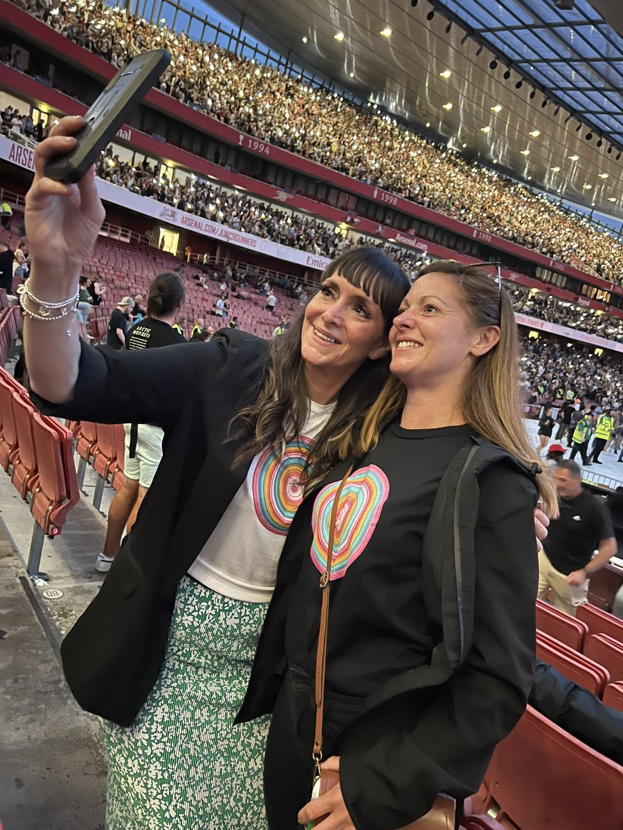 Last night at the Emirates #ArcticMonkeys, met another <a href="/TheMusicTour/">TheMusicOfficial</a> fan 🫨👌<a href="/nutter_adam/">Adam Nutter</a> <a href="/IamRobertHarvey/">Robert Harvey</a>
