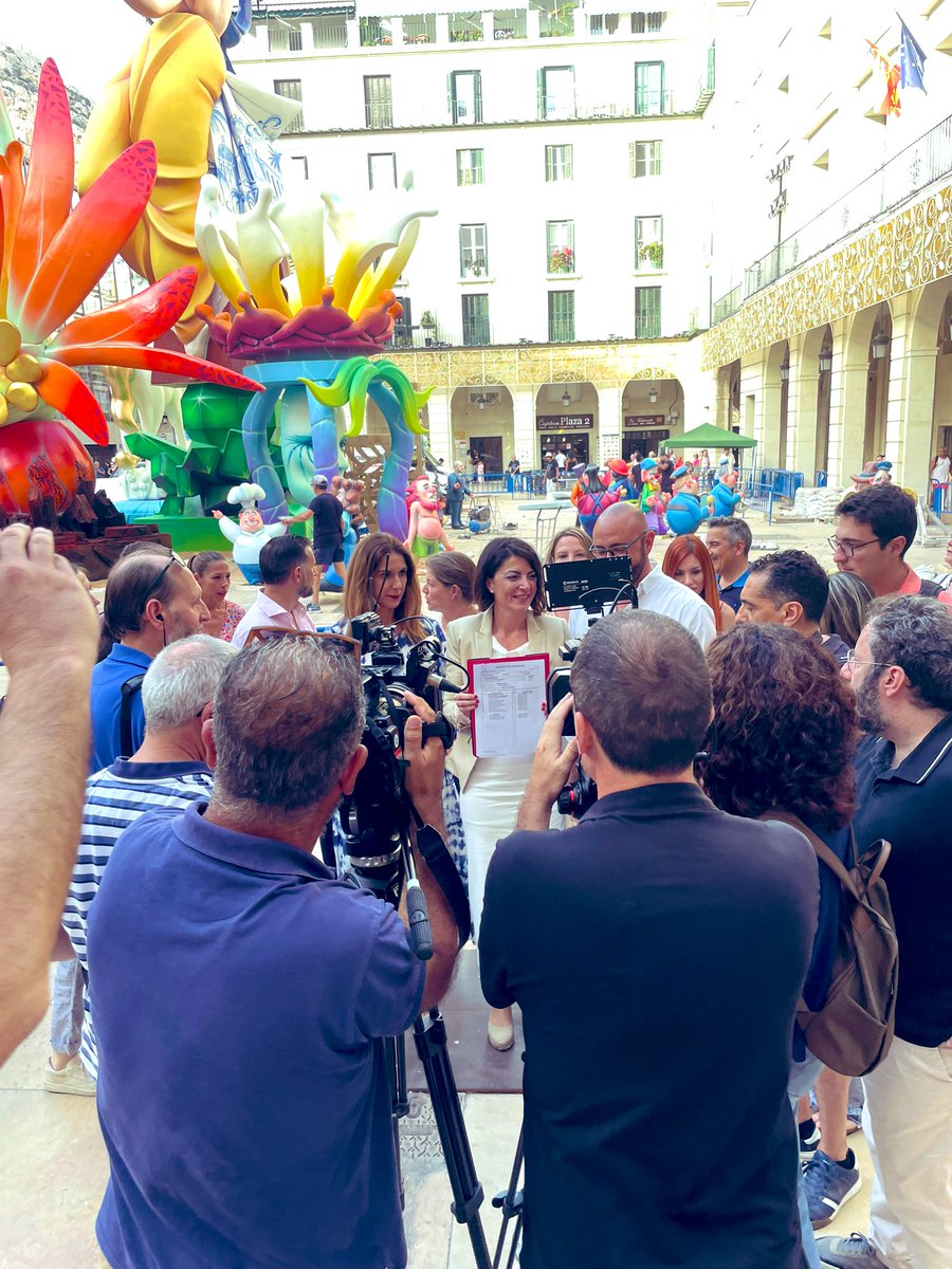 Macarena_Olona's tweet photo. Registramos la candidatura de @C_JEspana en #Alicante. Un honor acompañar hoy a los candidatos:

- 1 al Congreso: @ricardomorado77.
- 1 al Senado: María José Molina.

Gracias a todos los que habéis hecho posible que hoy seamos una realidad. Gracias por sujetarme, @andres_inigo_. https://t.co/0tUxGDFe6R
