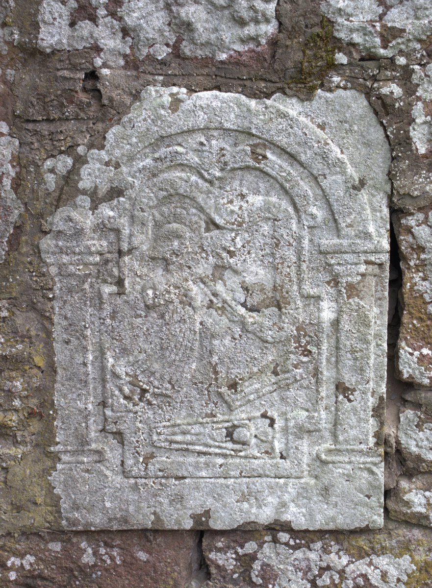 I've had a mad few days so have been neglecting our daily #RandomScottishGravestones.

It's quite easy to miss this lovely little memorial in the wall.  You can see an archway, an angel and two coffins/open graves

#perthshire #Kinclaven