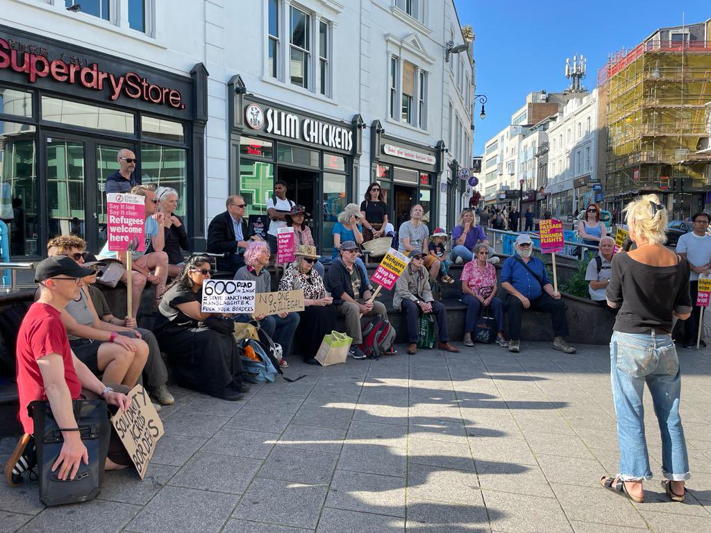 Brighton remembers those that died in the Mediterranean last week & calls for #SafePassageNow 

#RefugeeWeek2023 
#RefugeeWeek 
#RefugeesWelcome