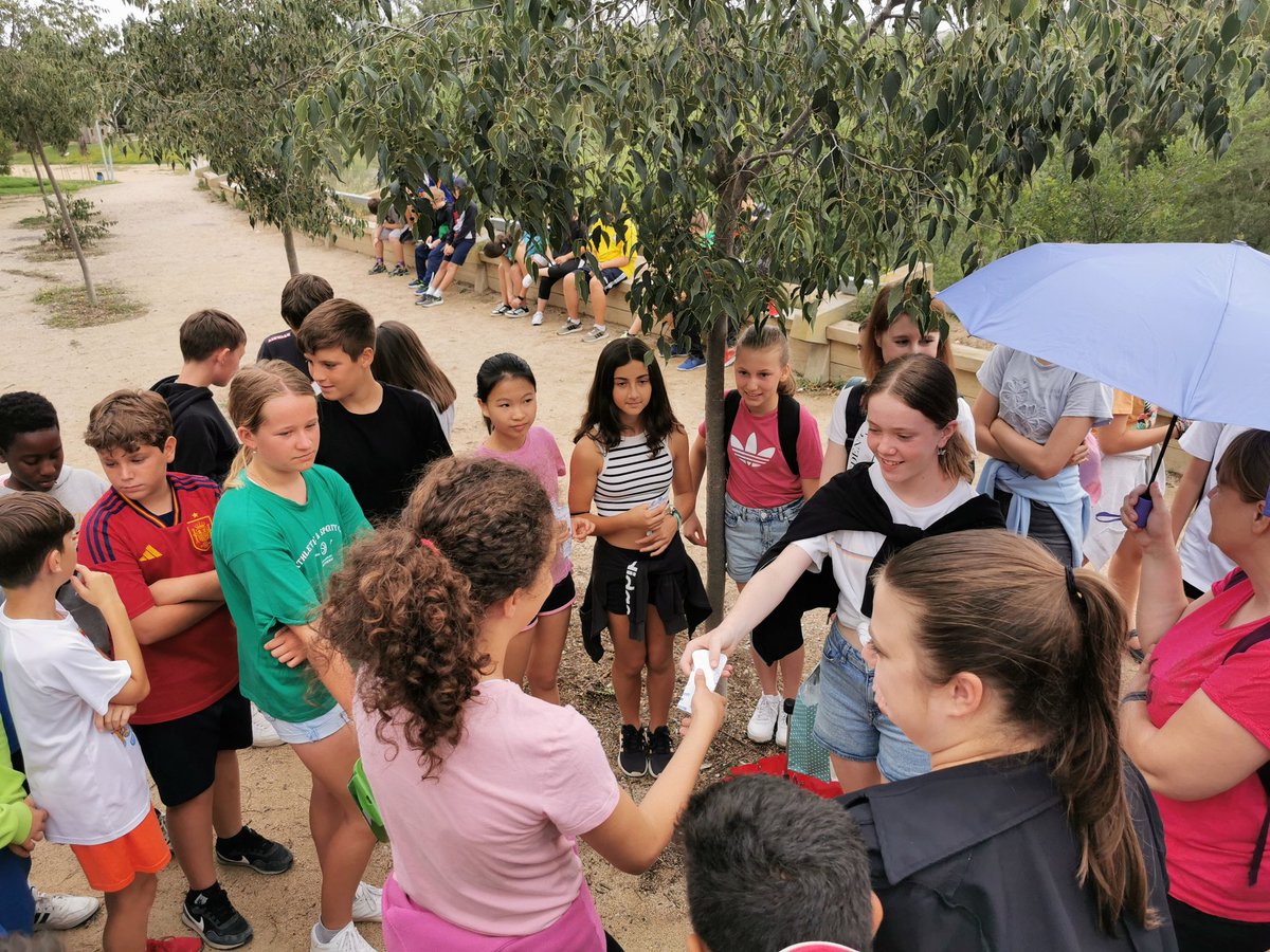 OSsencur's tweet image. Tretji dan smo si ogledali mesto Zuera. Popoldne smo se preiskusili v tradicionalnih španskih plesih. Ugotovili smo, da imamo skupnega zavetnika sv. Jurija, zato so bili plesalci darila Občine Šenčur še posebej veseli.
#ObcinaSencur #Cmepius #ErasmusPlus #Spain #OsSencur
