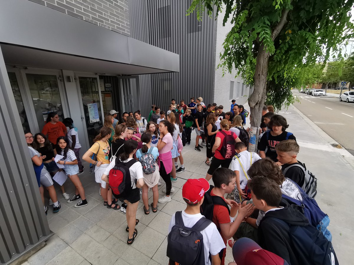 OSsencur's tweet image. Tretji dan smo si ogledali mesto Zuera. Popoldne smo se preiskusili v tradicionalnih španskih plesih. Ugotovili smo, da imamo skupnega zavetnika sv. Jurija, zato so bili plesalci darila Občine Šenčur še posebej veseli.
#ObcinaSencur #Cmepius #ErasmusPlus #Spain #OsSencur