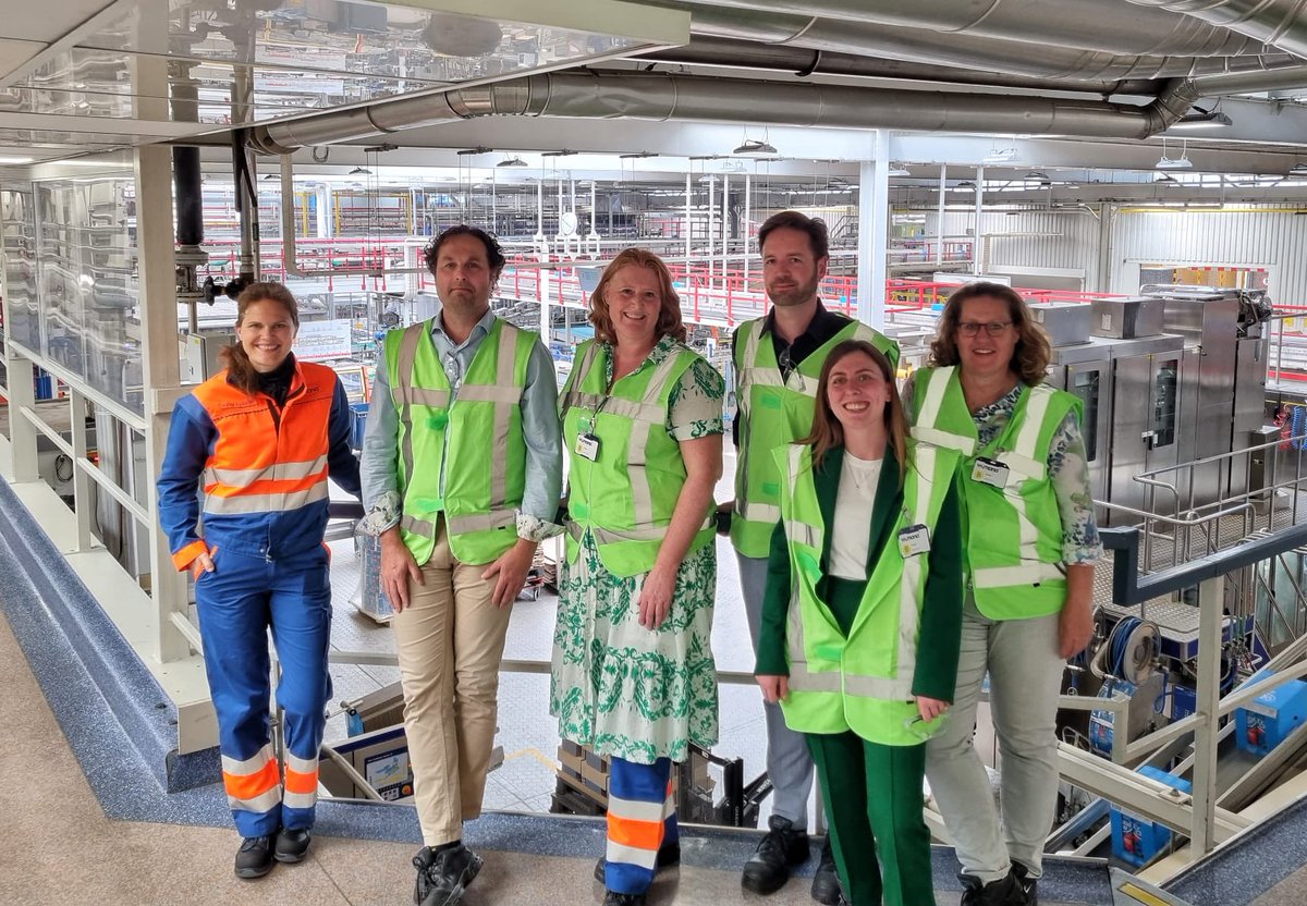 NL_FWS's tweet photo. @erikhaverkort en lokale VVD-leden bezochten vandaag #Vrumona om de kansen en dilemma's rondom verpakkingen in onze branche te bespreken. 🌍♻️ Een mooie gelegenheid om in de fabriek in Bunnik te laten zien hoe we zo circulair mogelijk verpakken. https://t.co/8IgcRJeyzy