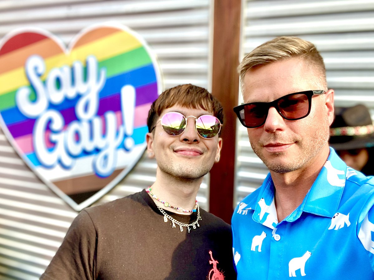 Padam, padam. 

#HomoCultureTour #ChicagoPrideFest #gaykiss
