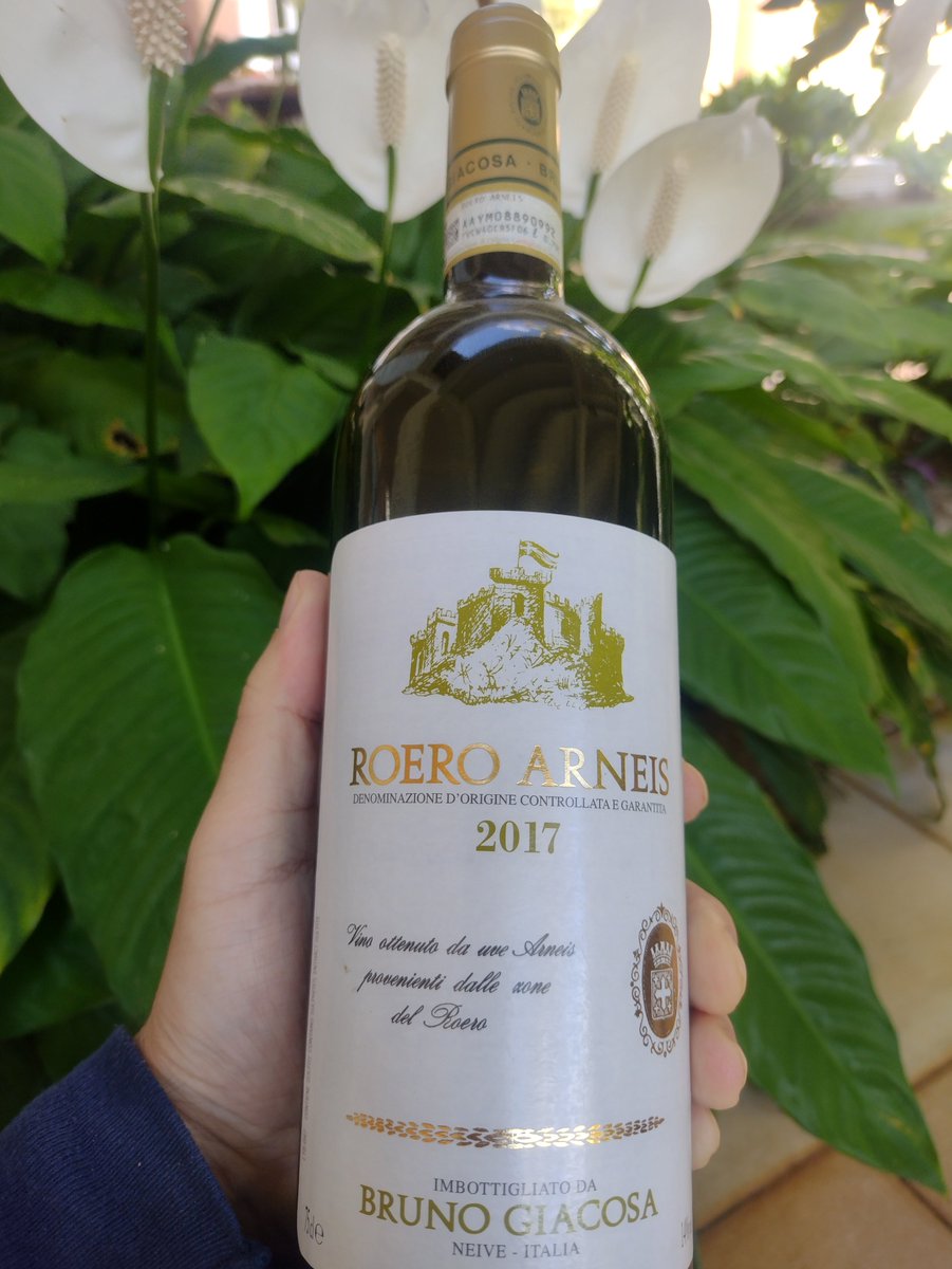 Bruno Giacosa Roero Arneis 2017 - Piedmont
Intense straw colored with greenish glints. The nose presents lemon, pineapple, peach and apricot notes with floral hints. On the palate, it is fresh, full-bodied, with mineral notes and a persistent finish.
#winecollecting