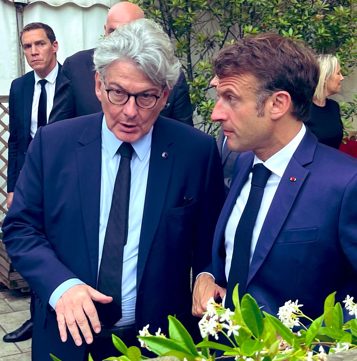 En conclusion de la réunion ministerielle sur la défense aérienne et antimissile de l’Europe à Paris — échange avec le Président 🇫🇷 @EmmanuelMacron sur la necessité absolue de continuer à soutenir la montée en cadence de l’industrie de #défense européenne 🇪🇺

#ASAP #EDIRPA #EDIP