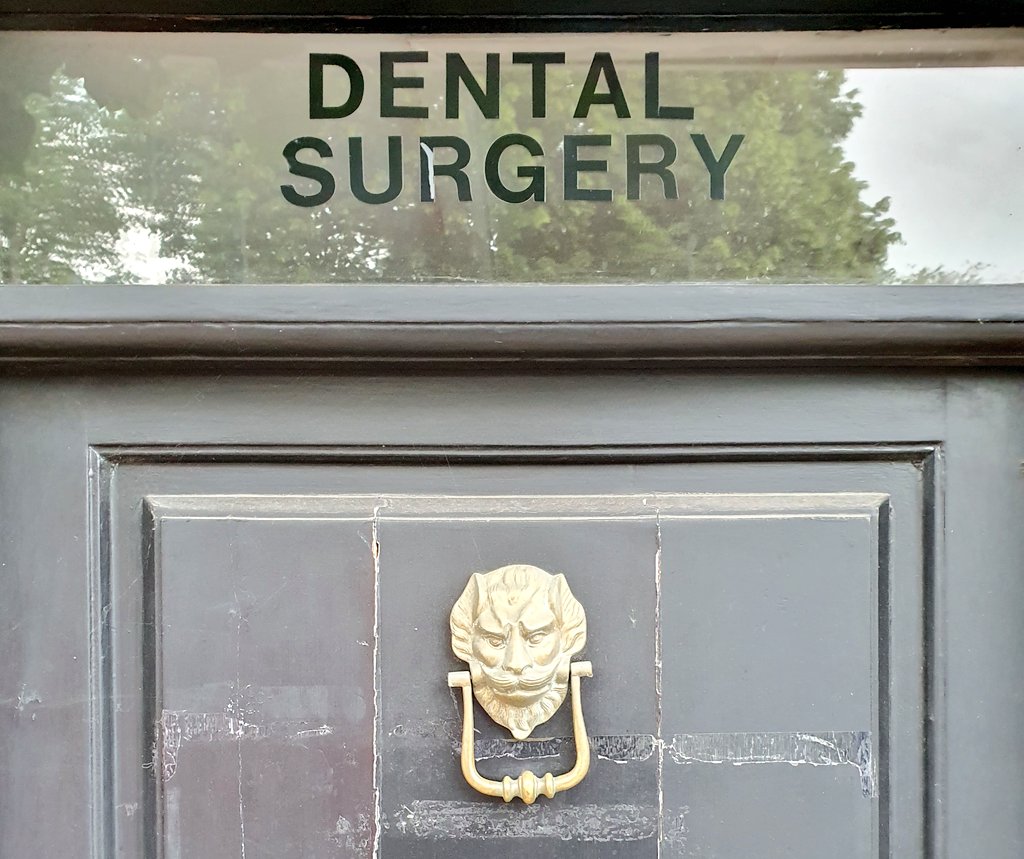 ZSamOfficial's tweet photo. How I love the 🇬🇧, You def find the most terrorising/cute things 🦇
This is a dental surgery I would go to 🔪🦇🎃 RT if you would dare to enter that door 🚪
#gothic #halloween #zombiesam #halloweenman https://t.co/t7sB09qN8W