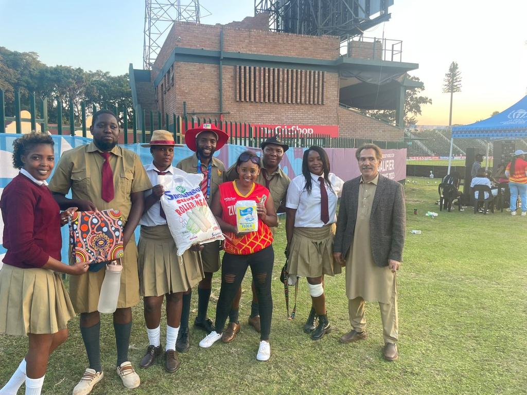 CastleCornerZW's tweet photo. Mr Anwar the Manager of Snowmeal on behalf of Mr Rana Akram, his Director passed through the following donations to #ZCSU:
20 Free GameDay Tickets
20 Drinks
20 Java print cloths
20 10kg mealie meal bags
20 2kg Cake Flour
#ThankYouSnowMeal
#ForTheFans
#KushainaKushaina https://t.co/TGlXeWCS7e