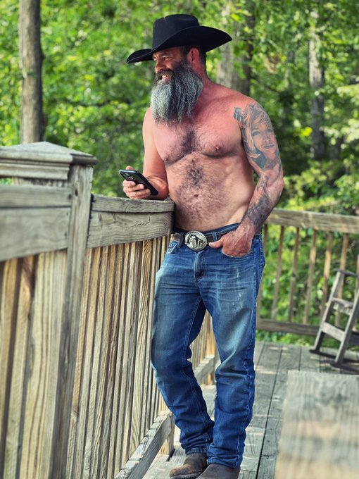 Who wants to hang out on my deck? https://t.co/8E9KRmBbf5