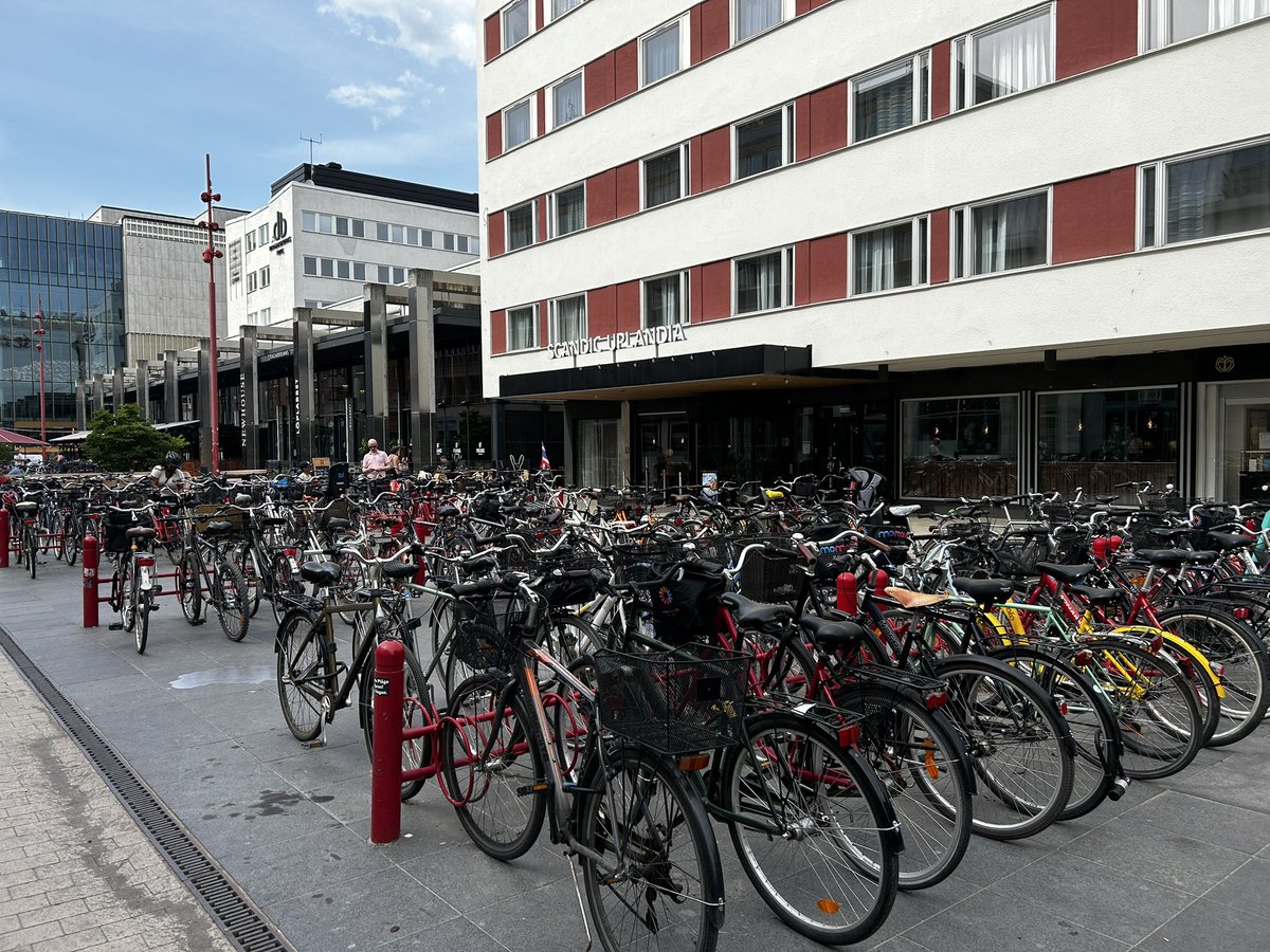Couldn’t resist geeking out over the #activetravel infrastructure & number of bikes at #ISBNPA2023 in Uppsala 😍 @ISBNPA 🚲🚲🚲