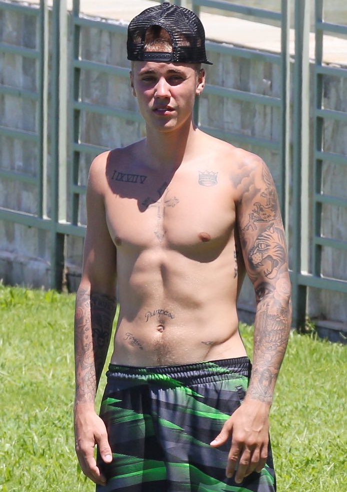 masterbieberx's tweet photo. Same day https://t.co/zg0GpSuAVG