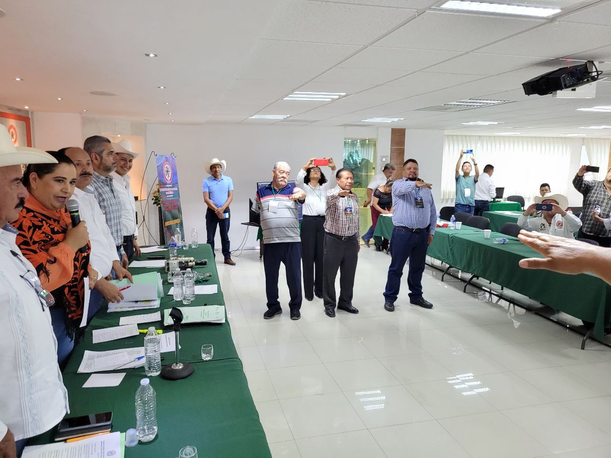 CNC_CEN's tweet photo. Acompañada de integrantes del CEN, nuestra dirigente nacional @LetyBarreraM tomó protesta al Consejo Directivo de la Rama de Producción Nacional Agave Mezcal, Tequila, Sotol y Bacanora CNC, que presidirá Alfredo Conde. La competitividad en beneficio de nuestros productores. https://t.co/uLmOOGdJGM