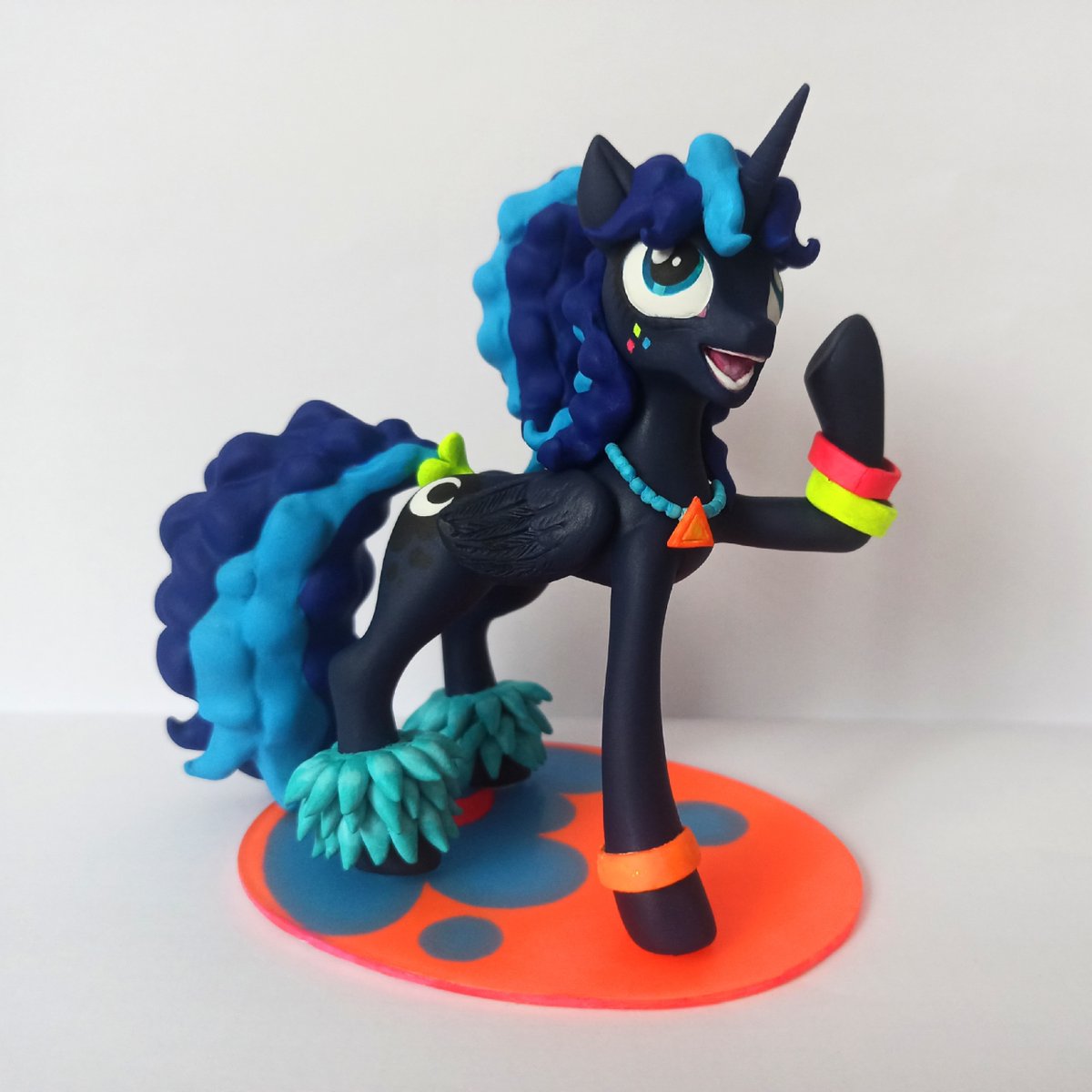 Rotmord's tweet photo. That's the very 1st pony I ever sculpted. Made in Feb 2023. Super neon 80's style Princess Luna. Remember her appearance in the series?

And I was so glad when she finally found her home a month ago !

#mlp #pony #mlpfim #brony #mylittlepony #princessluna https://t.co/RwSi2ScAJN