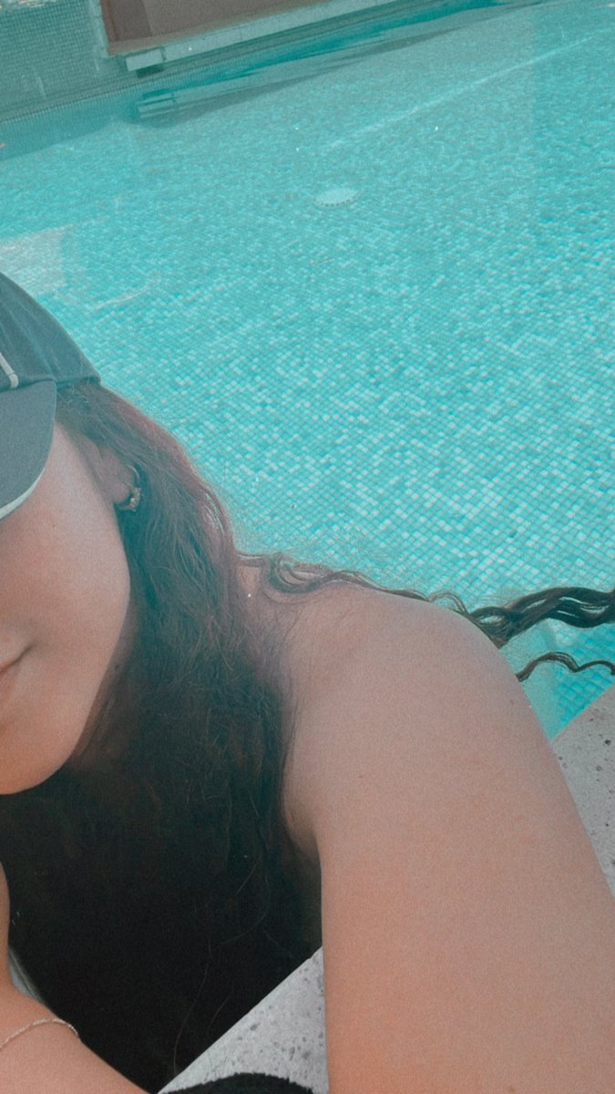 ODianaluna's tweet photo. Me mamá nadar sin nada Jajajajajajajaja el sueño don pool jajajajajajajaja https://t.co/AvxT4vnsUk