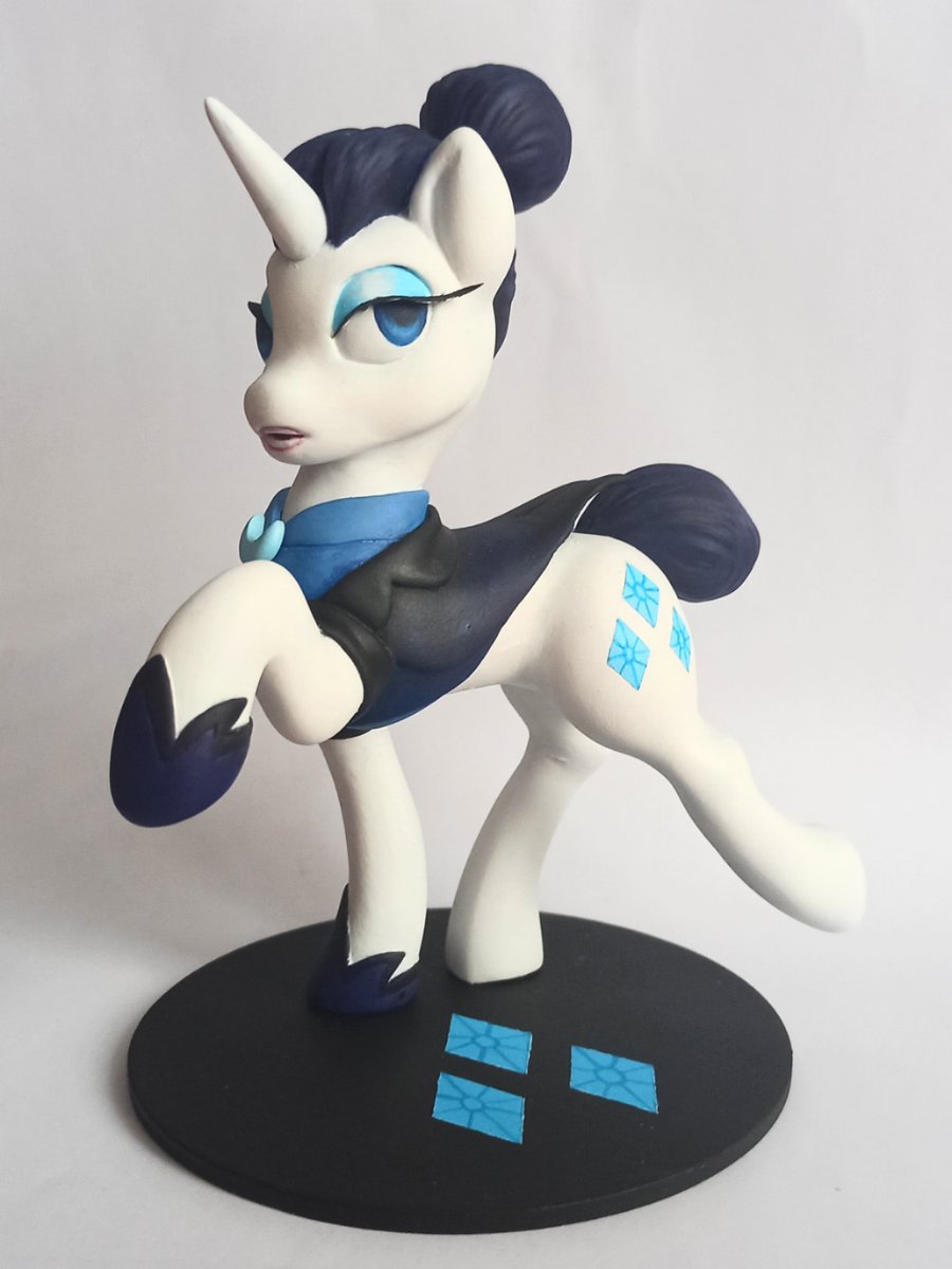 Rotmord's tweet photo. The second figurine was Nightmare AU Rarity. I really don't get why this look of Rarity isn't so popular as I'm in love with her.

#mlp #pony #mlpfim #brony #mylittlepony #rarity https://t.co/fjsEFqrFiO