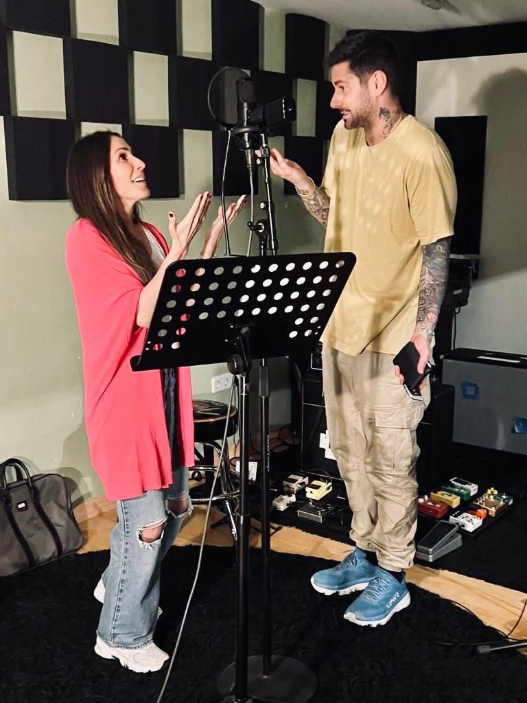 Eres de esos amigos q emociona tener… De los q sabes q siempre están cerca… de los q te quieren de verdad… Nos hemos conocido de muchas formas y en mil sitios diferentes… Y a veces desde la distancia, incluso, nos hemos agarrado en las batallas… Amigo, gracias! Te quiero