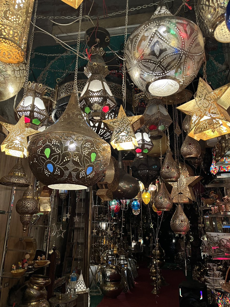 tejace_'s tweet photo. In Jordanien habe ich diese Lampen immer schon bewundert, mir waren sie aber immer zu teuer. In Cairo habe ich diese umso einiges billiger gefunden und direkt zugeschnappt! Jetzt muss ich die nur irgendwie nach 🇩🇪 transportieren. 
#studierenweltweit #erlebees #souvenirs https://t.co/98ApysLtlS