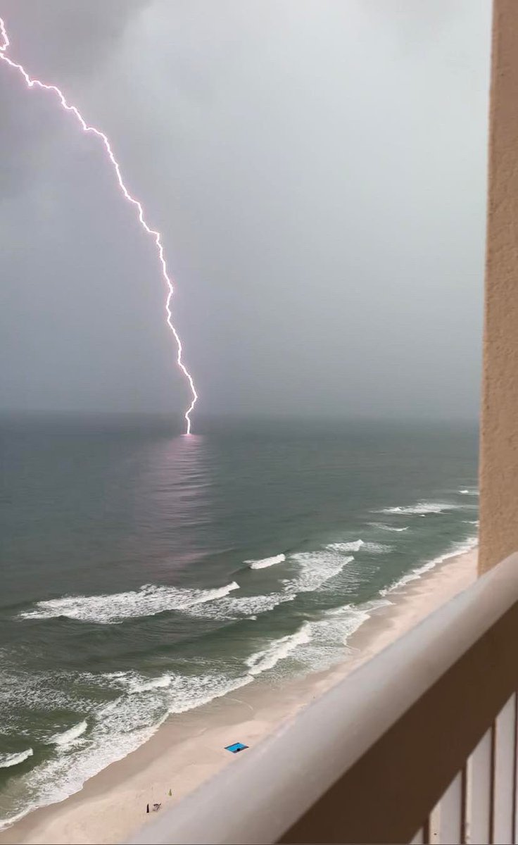 weswyattweather's tweet image. Wow! From Panama City, FL. 📸: Kevin Ward #lightning #lightningstrikes #FirstAlertWeather #alwx @WBRCnews #flwx #PCB