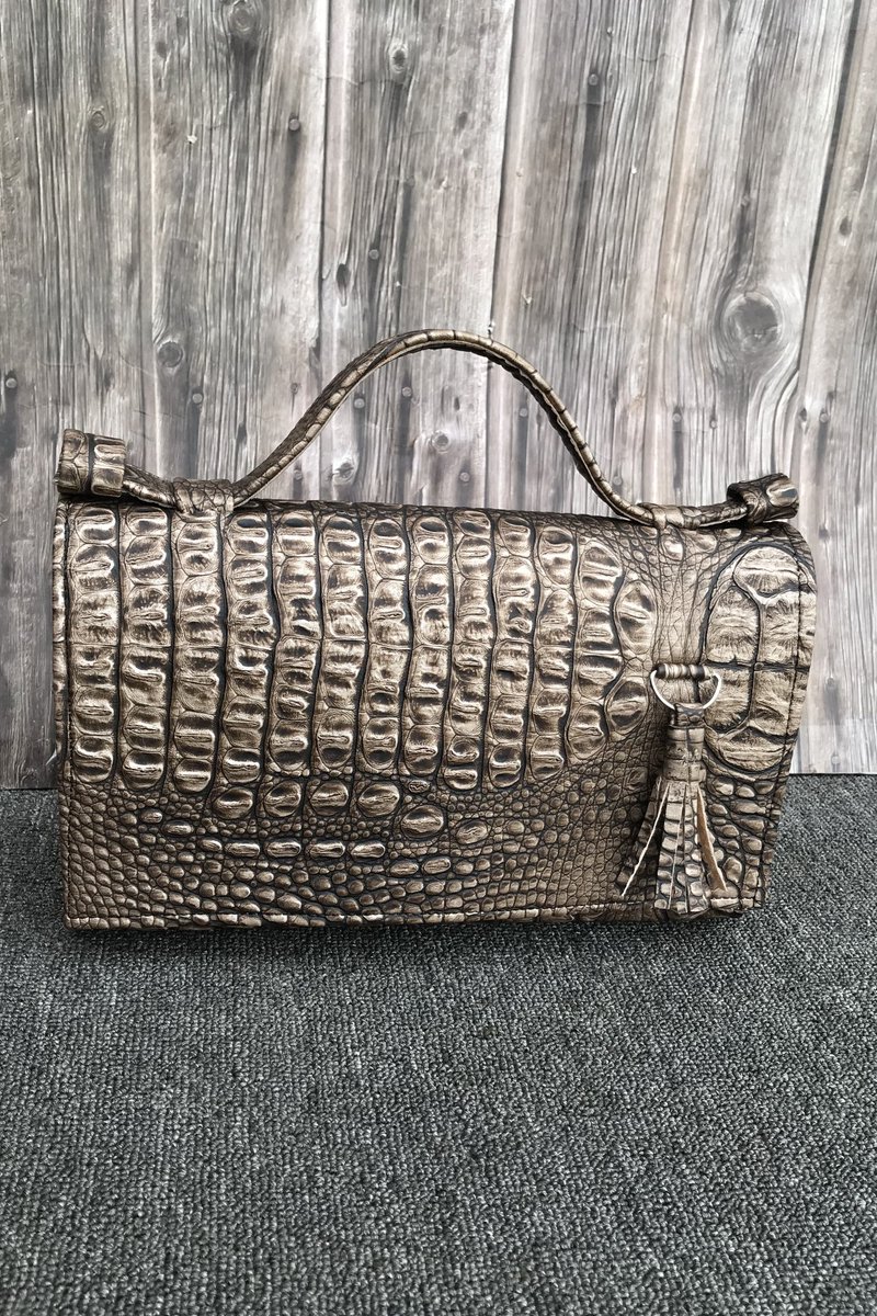 JEHOVAHBUKUNMI's tweet photo. LIFE IS SHORT
BUY THE BAG
#madewithleather #handmade #leatherwork #quality #bagsforsale #bag #bagmaker #baglover https://t.co/KAZGzmeZcU