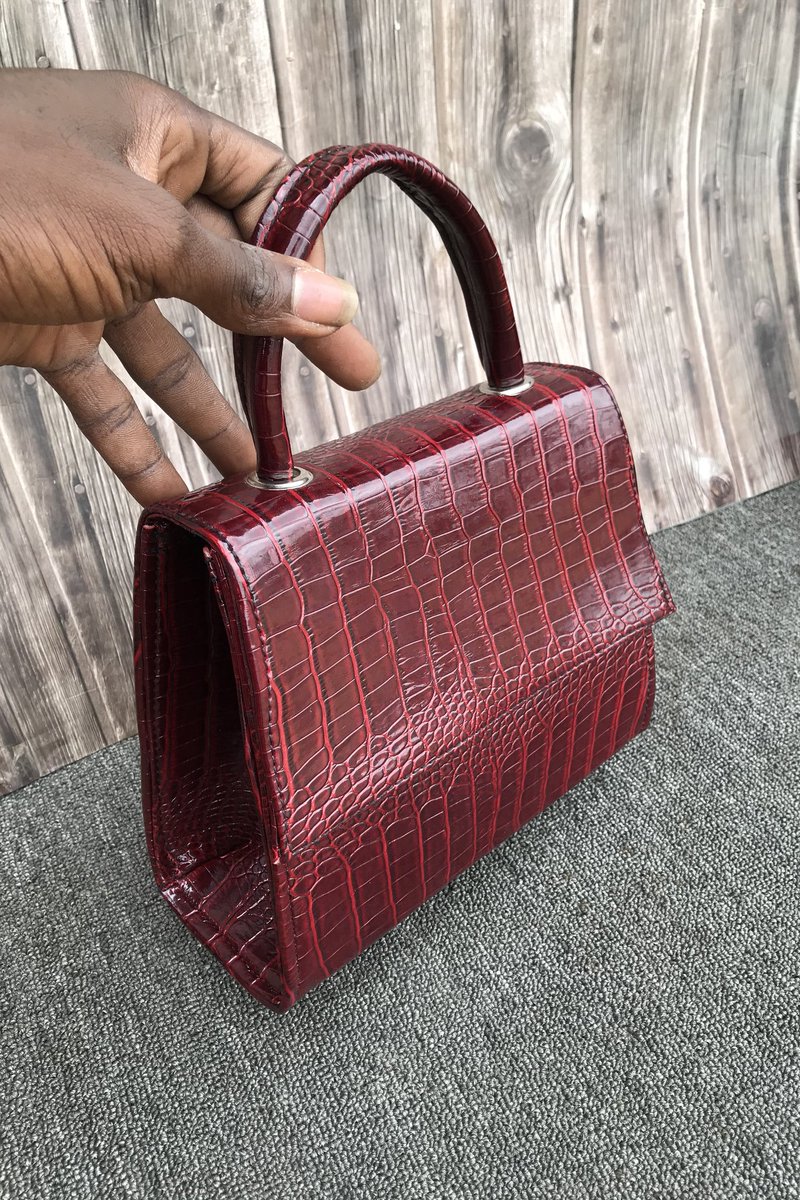 JEHOVAHBUKUNMI's tweet photo. LIFE IS SHORT
BUY THE BAG
#madewithleather #handmade #leatherwork #quality #bagsforsale #bag #bagmaker #baglover https://t.co/KAZGzmeZcU