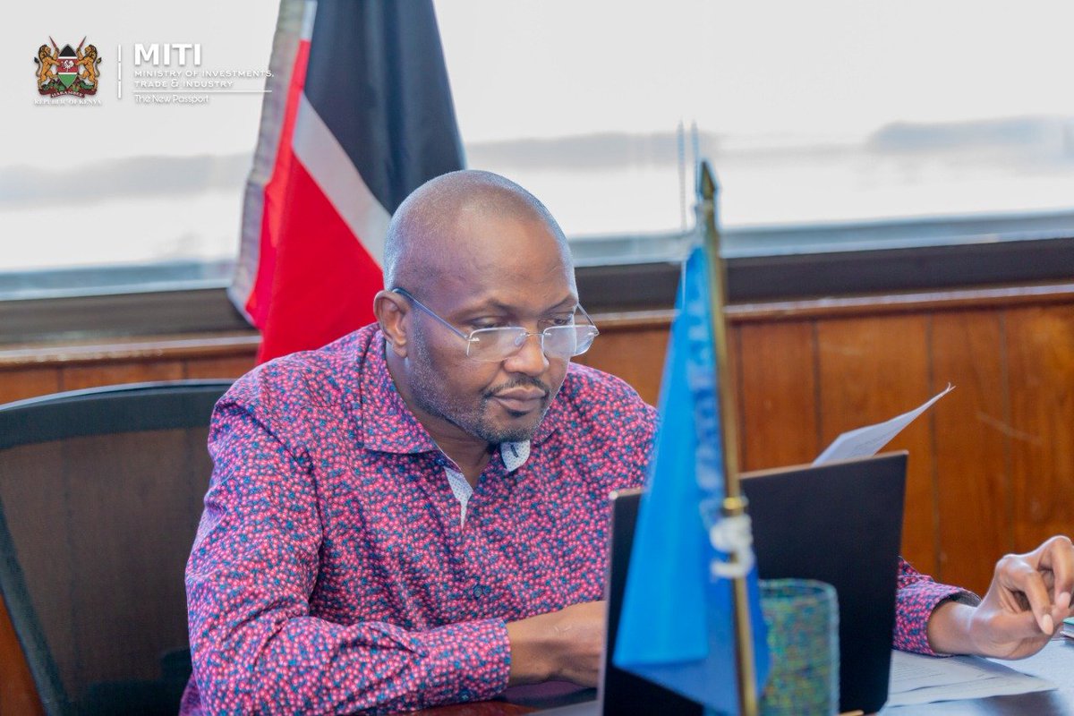 TheKaslim's tweet photo. Journalists have come together to call off CS @HonMoses_Kuria.
THEY call him drunkard.
Because he said shipped cooking oil is cheaper than Kenyan edibles.
If being called drunkard will see us get cheaper cooking oil, Waziri ongeza Volume
Malaya Agha Khan!
#CartelsMustFall https://t.co/m5uHtkYjvK