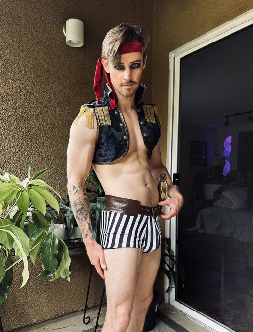Anyone down to team up and plunder some booty? Looking for a crew. 🏴&zwj;☠️ https://t.co/diCO7HVw9J