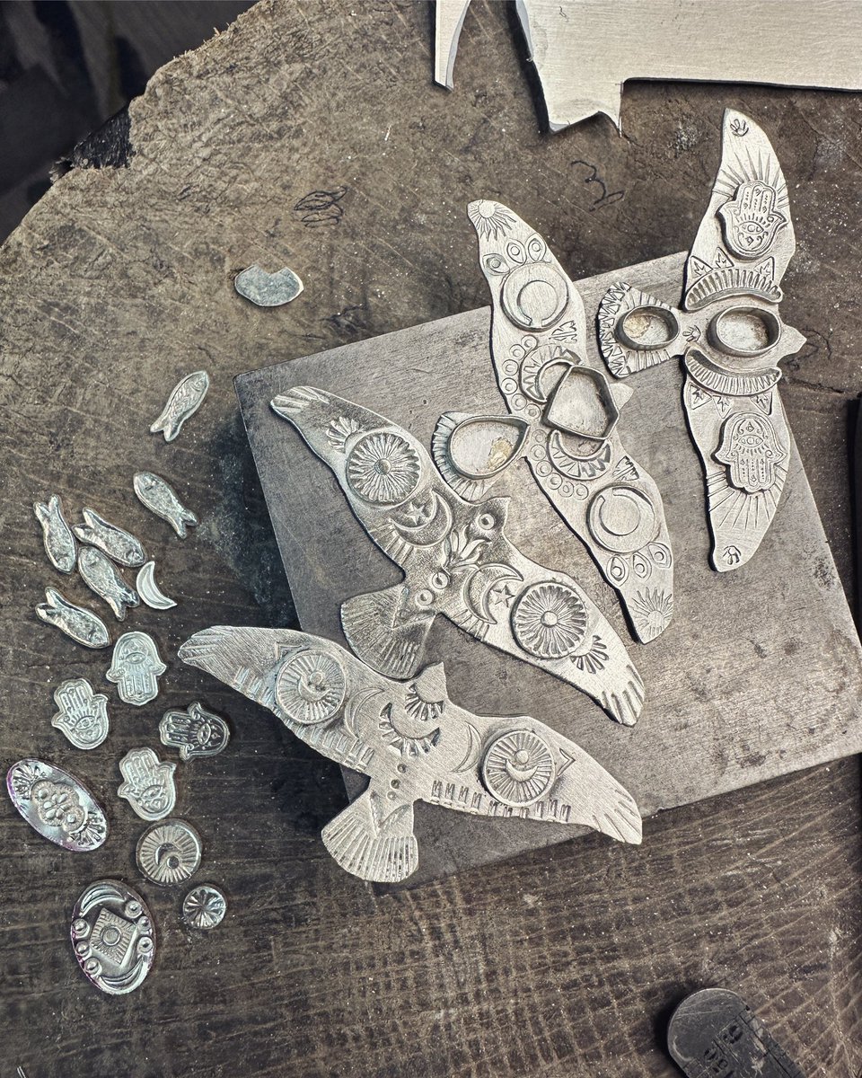 ProxArtist's tweet photo. Birds!  
.
.
.
#birds #wip #handmade #making #onmybench #oneofakindjewelry #oneofakind #oneatatime #slowmade #supportsmallbusiness #smallbusiness https://t.co/i2SGukPsTT