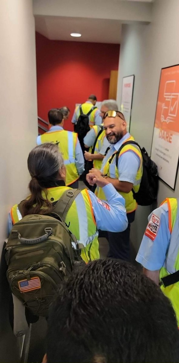 SDLaborCouncil's tweet image. Congratulations to our union siblings at @teamsters Local 683 for successfully negotiating the new contract with Transdev and reaching an agreement. Union drivers spent 30+ days on strike, and are returning to work TODAY after accepting the new agreement. #UNIONYES #Solidarity