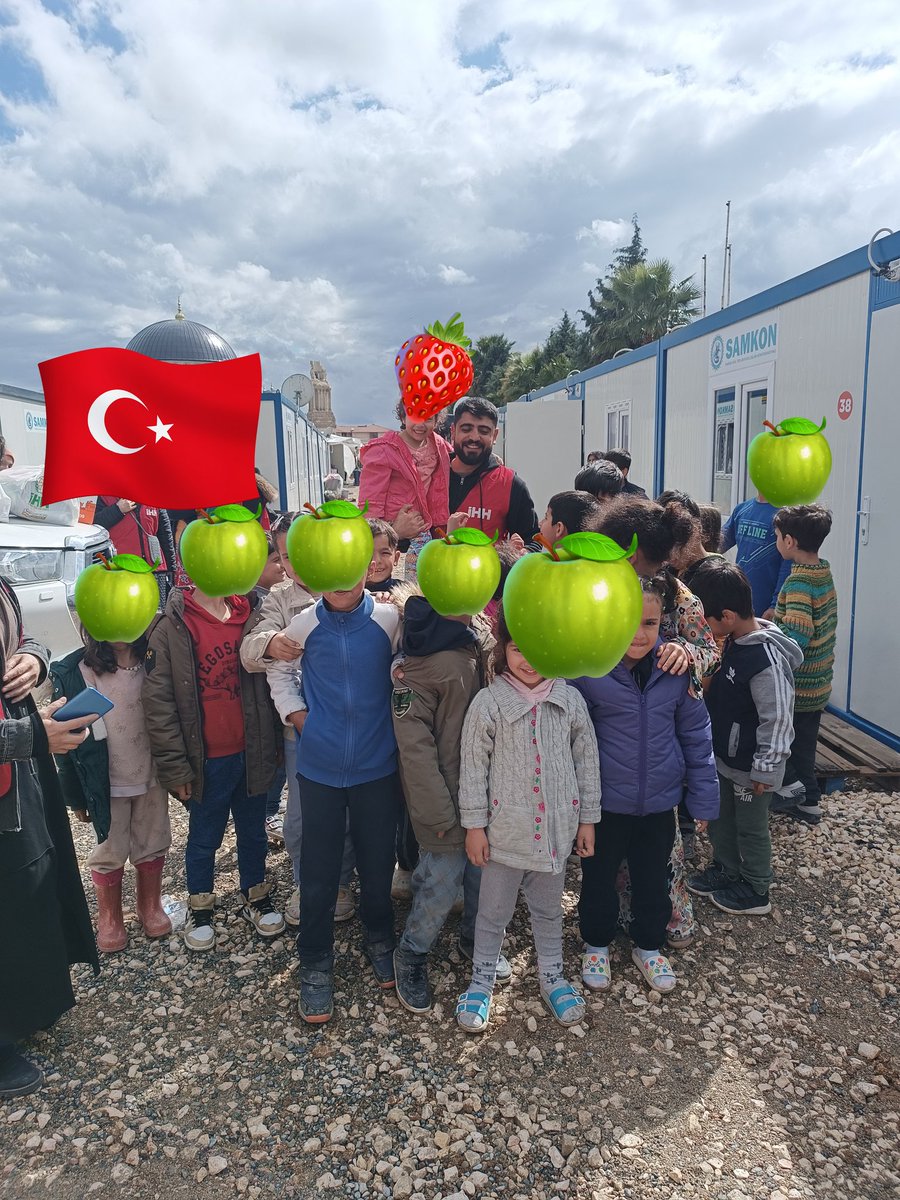 Küçükte olsa iyilik yapmaktan geri durma, zira seni cennete sokacak iyiliğinin hangisi olduğunu bilemezsin.
( ibni Cevzi.)

#Adıyaman'ı  özledim. Özellikle konteyner kentte minik serçe Esrin vardı, onu çok özledim🤗

Arada güzel anıları yad etmek, sadra şifa oluyor.