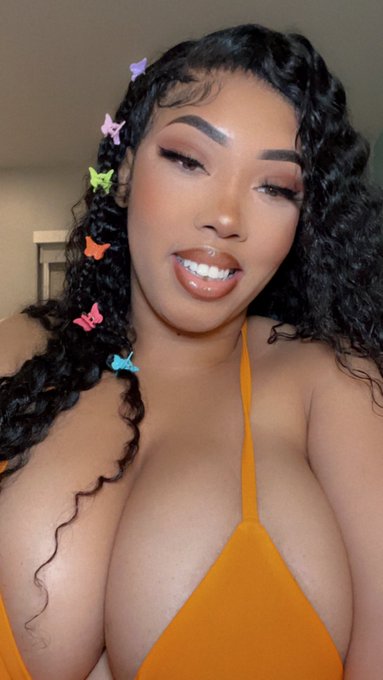 I'm gonna be honest I'm only looking at your titties rn https://t.co/9dAolZzEVt<a href="/tag/mfc"class="tags"><span>#mfc</span></a>