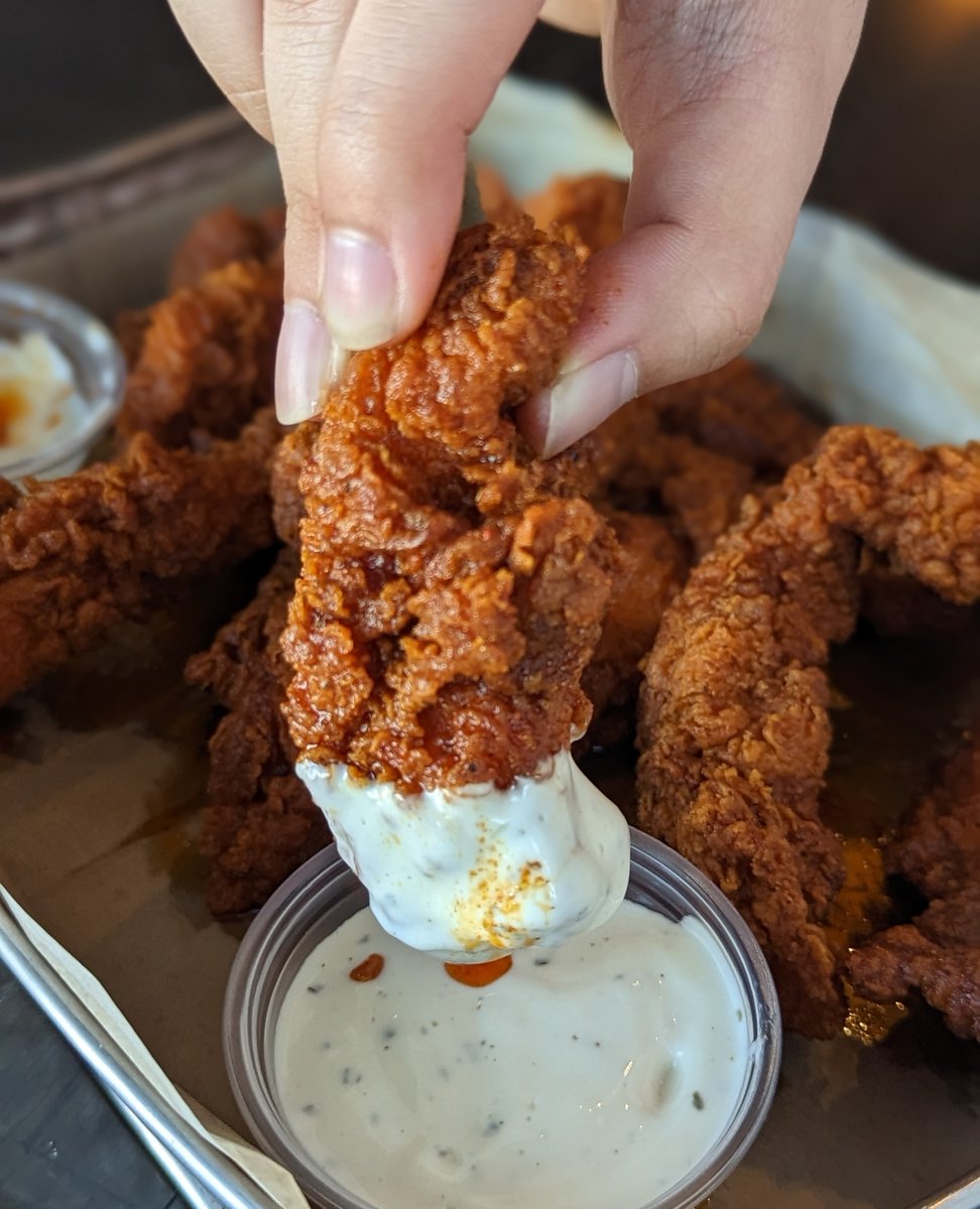 🌶️🍗 Take the plunge: Nashville Hot chicken tender + ranch dressing. Get ready for flavor euphoria! 🔥🔥

#Chickentenders #Nashvilletenders #Nashvillehot #Crispychicken #Bostonfoodies #Bostoneats