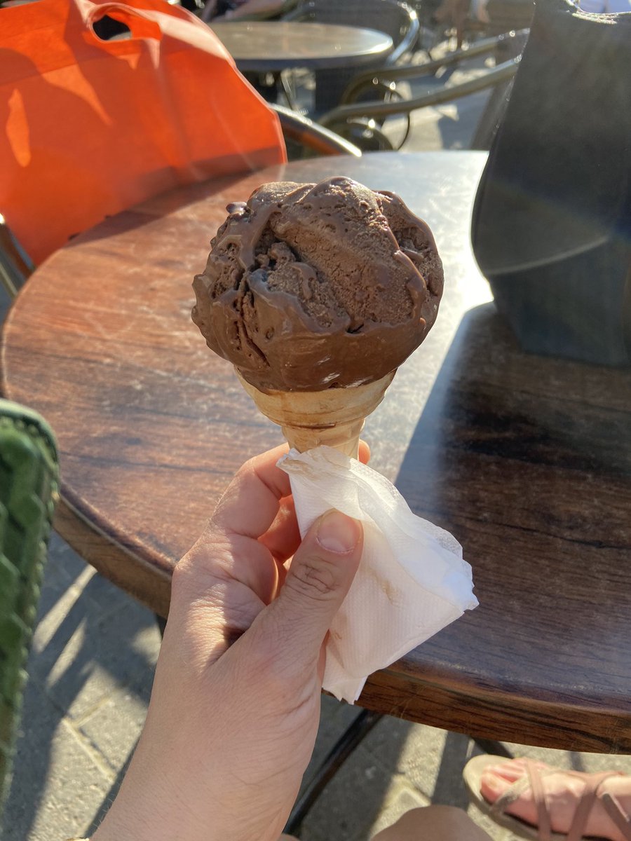 Varhaiseski-ikäisen naisen vaarallinen ja villi ilta ilman lapsia: suklaajäätelö VOHVELISSA!