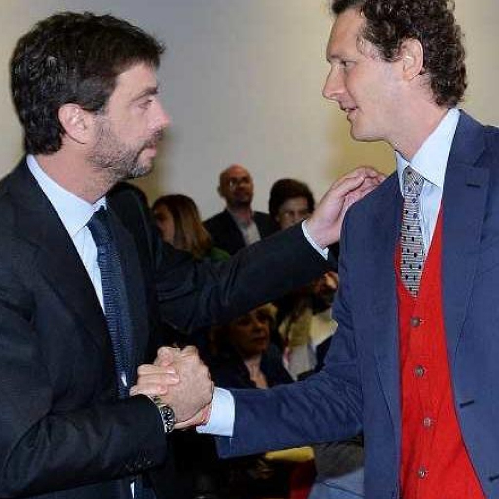 Agnelli combatte fino al TAR e crede nella Superlega.
Elkann rinuncia al TAR e bacia la pantofola a Gravina e a Ceferin.

Da chi vi sentite rappresentati?