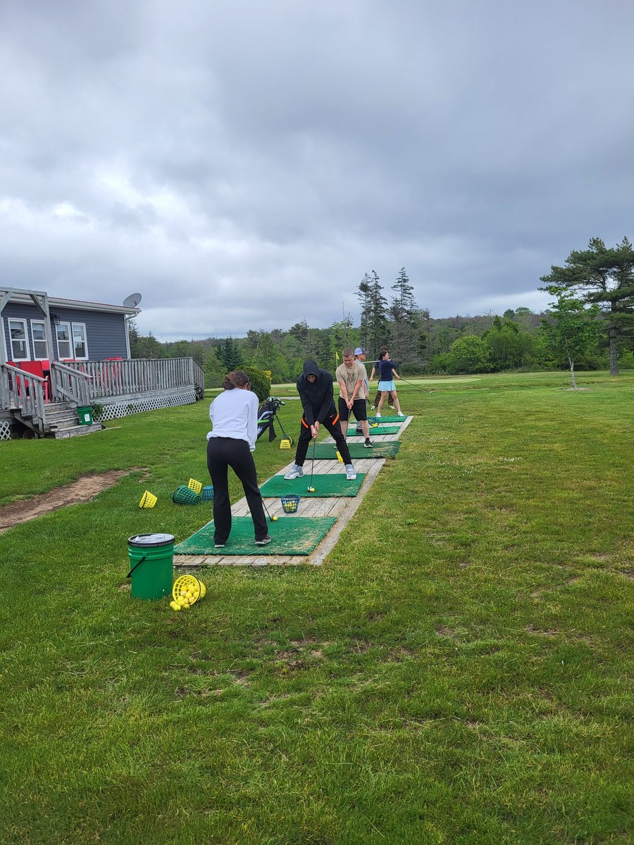 MrHollandBMHS's tweet photo. Thank you, River Hills Golf Club, for welcoming Physical Education students from BMHS to your beautiful course and trying out the great game of golf. For some of them, it was their first visit to a golf course.
#BMHS #golf #RiverHills #TCRCE https://t.co/aV8qcYv4K4