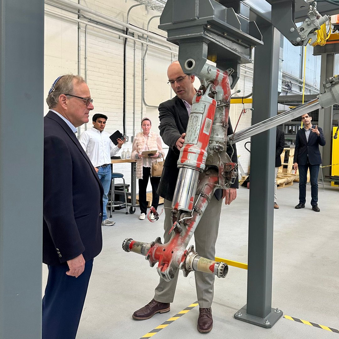 CentennialEDU's tweet photo. College-led #AppliedResearchMatters, and it’s a win for everyone: students, businesses, and communities. Thanks to @MPPKerzner for checking out the exciting work at Centennial, and meeting the dedicated researchers driving new solutions and innovations every day. @CollegesOntario https://t.co/AvqSapiDtN