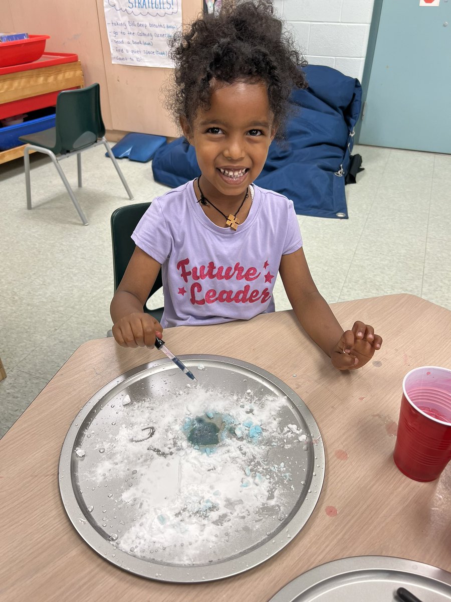 MsMeganMcCann's tweet image. “S” is for “Science Experiment Day” @stpetersaints #LavaLamp #SkittleRainbow