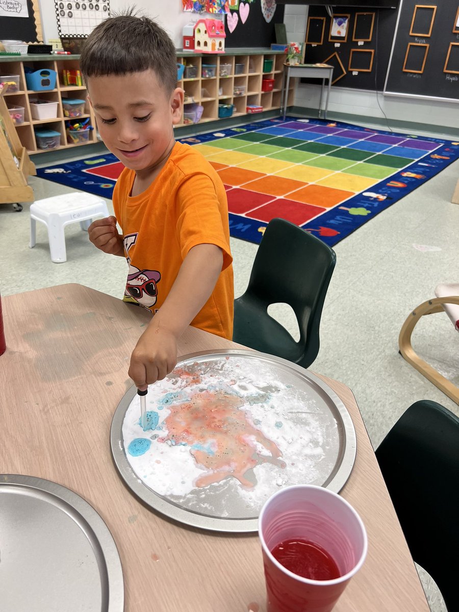 MsMeganMcCann's tweet image. “S” is for “Science Experiment Day” @stpetersaints #LavaLamp #SkittleRainbow