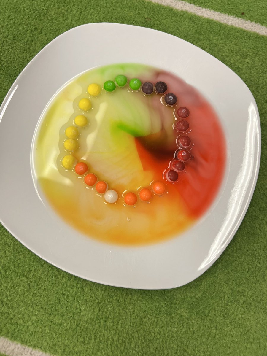 MsMeganMcCann's tweet image. “S” is for “Science Experiment Day” @stpetersaints #LavaLamp #SkittleRainbow