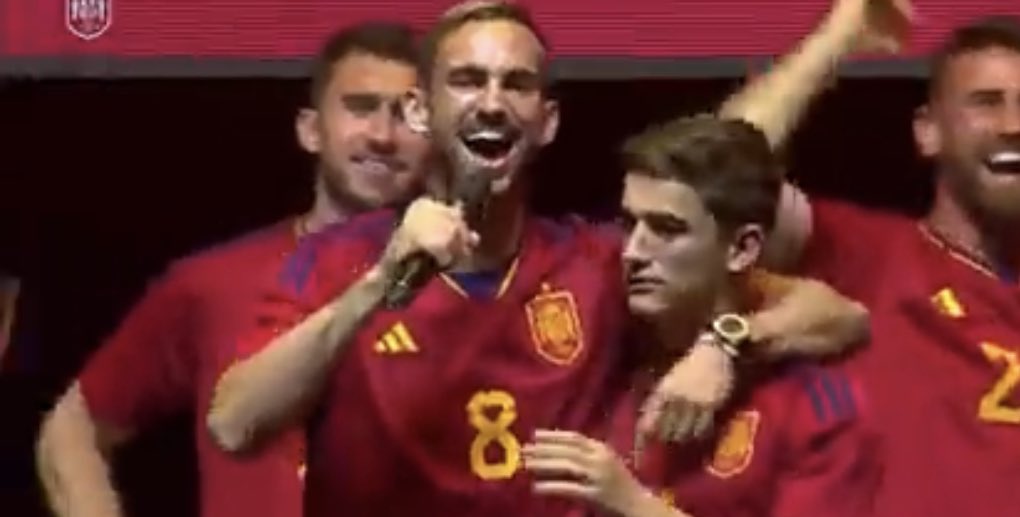 Somhiseremfcb's tweet photo. 🤮El WiZink Center cantando P*** Barça cuando habla Gavi.

Cantando a Laporte que se bese el escudo.

Mientras Joselu con 33 años dando un discurso por fichar por el Madrid mientras le aplauden.

Luego piden respeto. Solo cuando vas vestido de blanco. https://t.co/vewQgjHObT