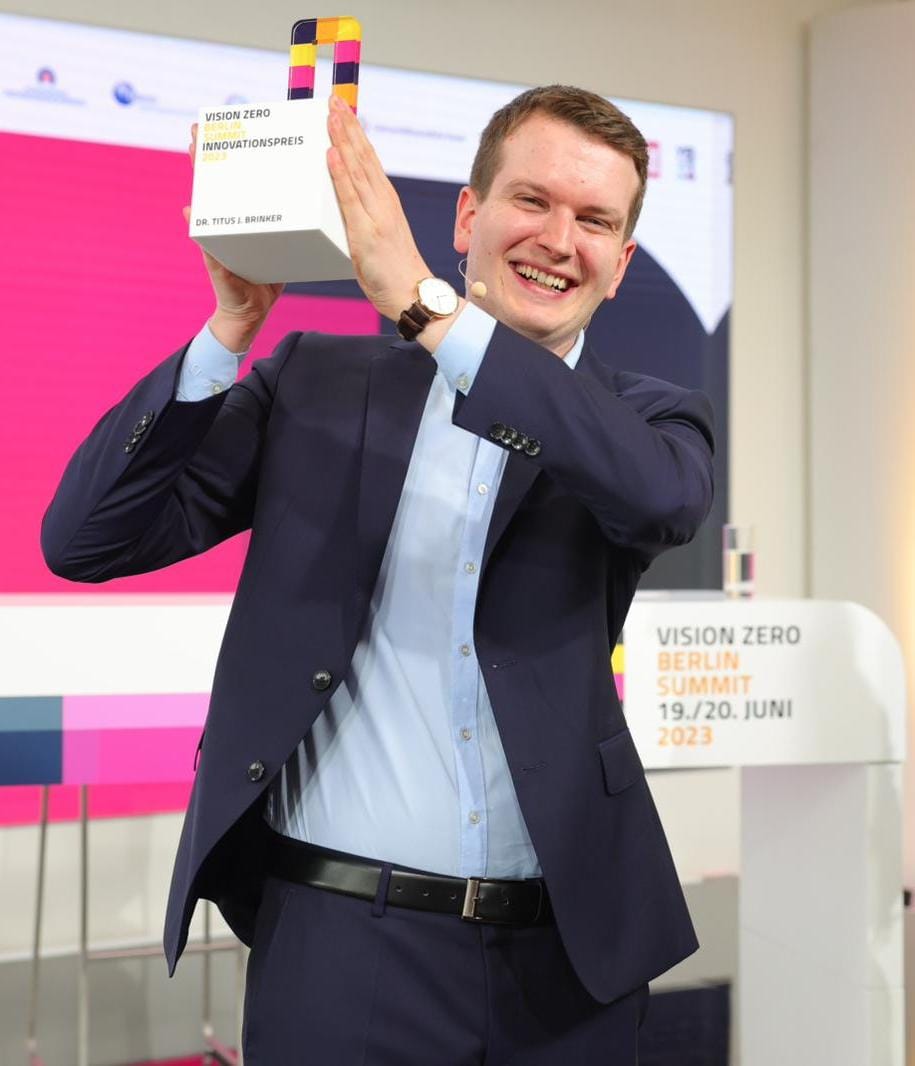 🥳🍾🍾 Der Vision Zero Innovationspreis 2023 geht an... mich! 😆🥳 großartige Laudatio durch den Vorstandsvorsitzenden der Charité, Prof. Kroemer, vielen Dank an alle, die beigetragen haben! <a href="/DKFZ/">DKFZ</a>