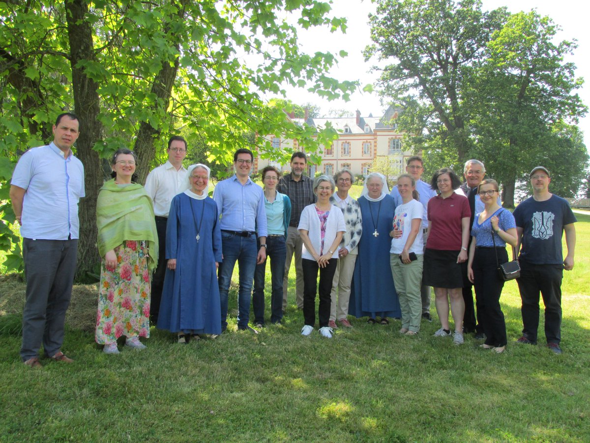 AmisISEO's tweet photo. Nous inaugurons le compte Twitter des Ami.e.s de l’ISEO par des remerciements à la Communauté des Diaconesses de Reuilly à Versailles qui a reçu notre groupe pour notre session de fin d’année. 
Un havre de paix et de prière. Merci. 
https://t.co/lD8DlVoYbk https://t.co/zqLyao5mxG
