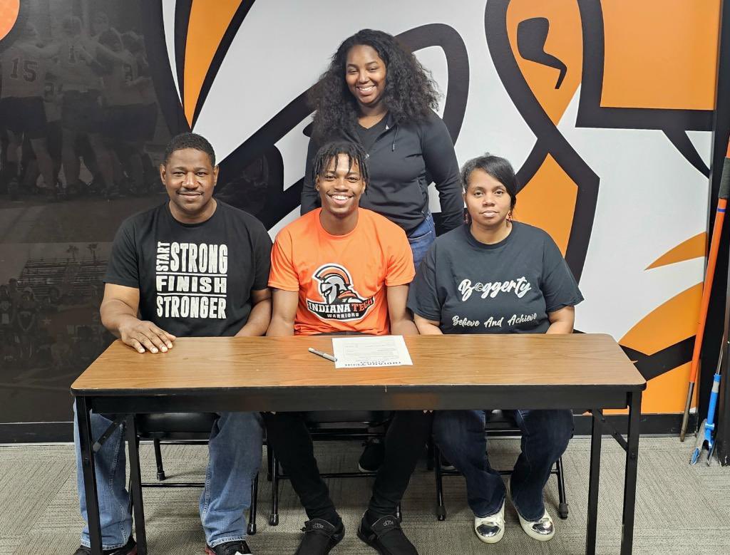JashaunBoggerty's tweet photo. 100% COMMITTED  to @INTechMBB I’d like to thank coach @CoachAlbertIT and coach @Coach_Aubrey for the opportunity to continue my next 4 years as a student athlete, I’d also like to thank my parents and everyone who’s pushed me this far GO WARRIORS!! https://t.co/5mTTzMNDca